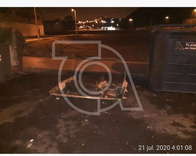 Estado en que quedó el contenedor quemado por el vandalismo (Foto TA)